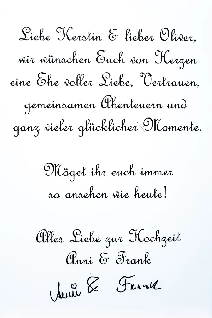 Handgeschriebene Widmung auf der Rückseite der Just-Married-Tafel