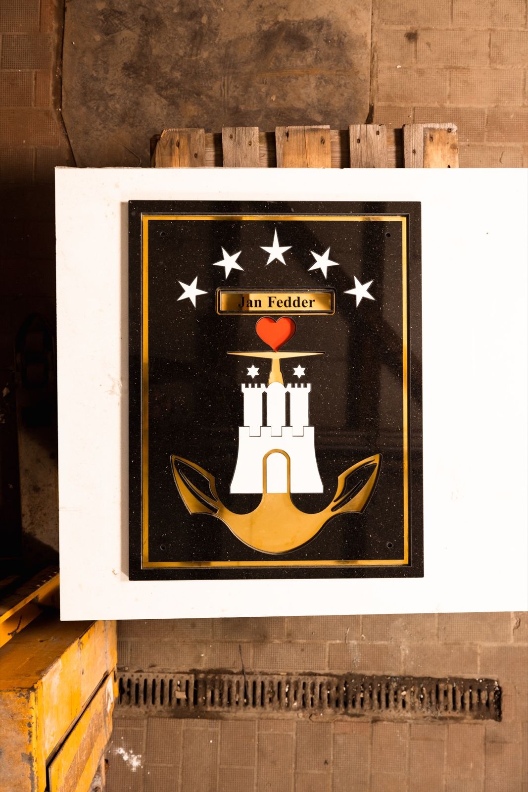 Ehrenanker für Jan Fedder mit Hamburger Wappen, Sternen und Namensschild